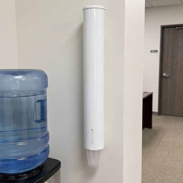 Dispenser para copos descartáveis cilíndrico em epóxi branco fixado na parede