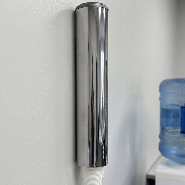 Dispenser para copos descartáveis cilíndrico em aço inox fixado na parede