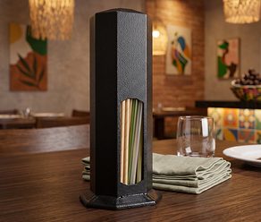 Porta canudo cilíndrico em epóxi preto sobre mesa de restaurante